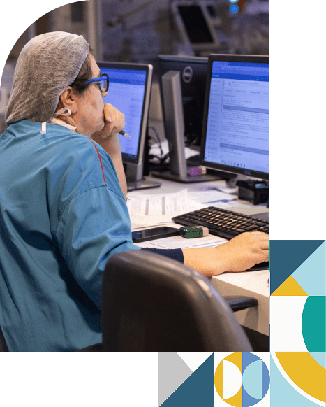 médico olhando infomações na tela de um computador
